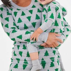 Brand new in sealed package Hanna Andersson Tannenbaum Set (S top XS pant)